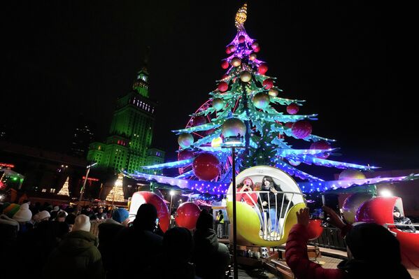 Люди посещают рождественскую ярмарку в Варшаве, Польша, суббота, 29 ноября 2025 года. - Sputnik Латвия