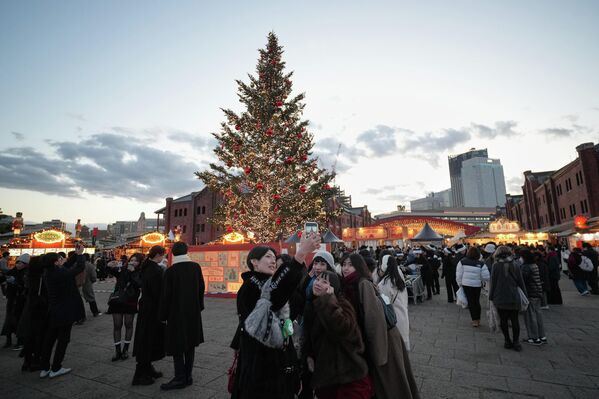 Елка на рождественской ярмарке в Йокогаме, Япония. - Sputnik Латвия