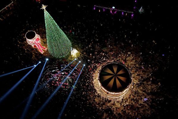 Рождественская елка на площади Скандербега в Тиране, Албания. - Sputnik Латвия