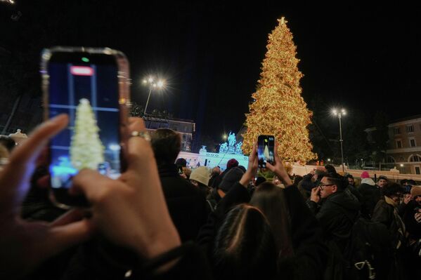 Рождественская елка в Риме. - Sputnik Латвия