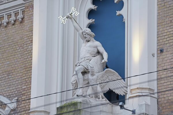Скульптура Зевса на фасаде, выполненная скульптором Августом Фольцем. - Sputnik Латвия