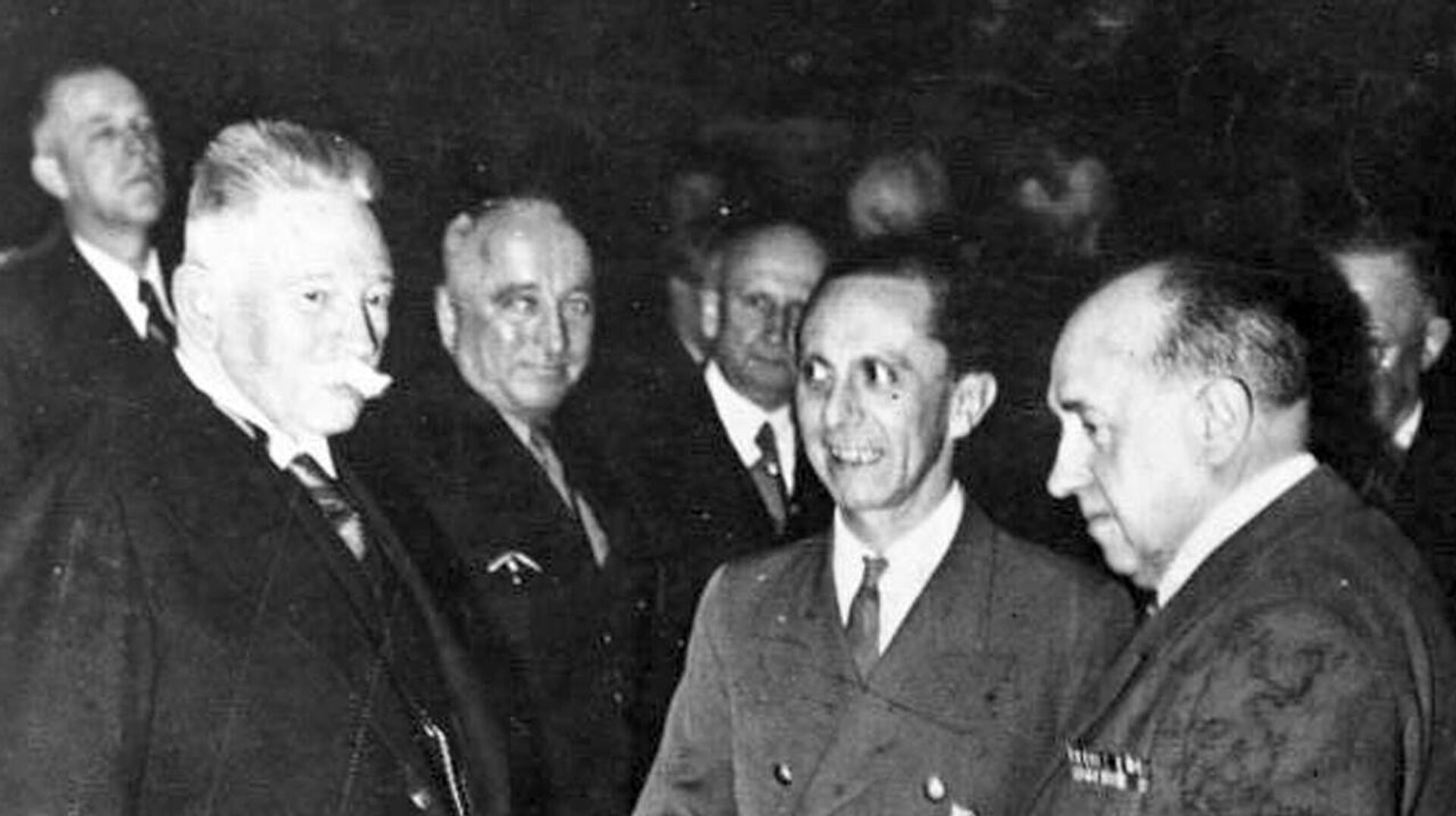 Вальтер Функ (крайний справа) и Йозеф Геббельс (второй справа), 4 марта 1943 года - Sputnik Латвия, 1920, 26.12.2025
