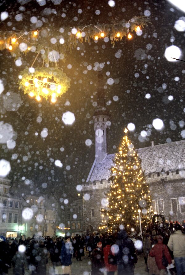 Рождественский снегопад на Ратушной площади в Таллине, 1989 год. - Sputnik Латвия