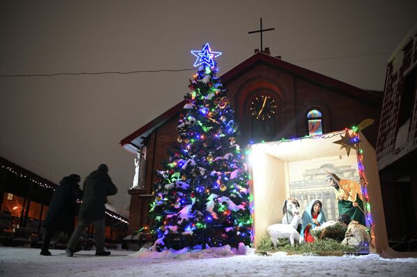 Рождественский вертеп у входа в католический кафедральный собор Преображения Господня в Новосибирске, Россия  - Sputnik Латвия