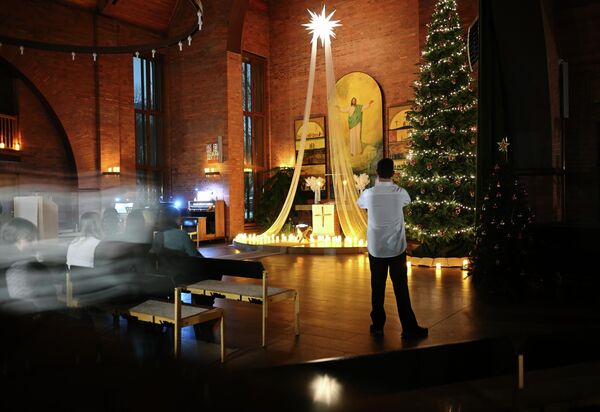 Рождественское богослужение в Евангелическо-лютеранской церкви Урала, Сибири и Дальнего Востока в Омске, Россия  - Sputnik Латвия