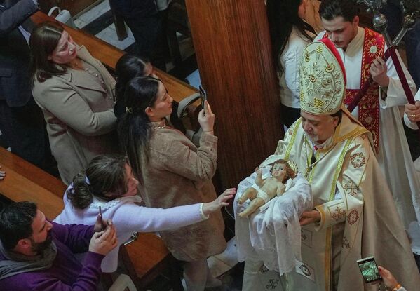 Иракские христиане на рождественской мессе в церкви Богоматери Спасения в центре Багдада, Ирак - Sputnik Латвия