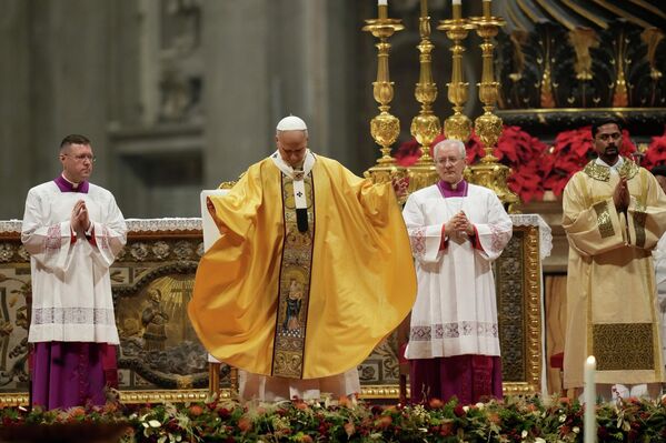 Папа Римский Лев XIV совершает рождественскую мессу в соборе Святого Петра в Ватикане  - Sputnik Латвия