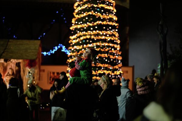Люди на католической рождественской мессе в церкви Святого Антуана в Стамбуле, Турция  - Sputnik Латвия