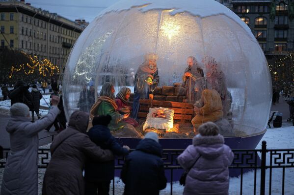 Люди рассматривают рождественский вертеп, установленный возле Казанского собора в Санкт-Петербурге, Россия  - Sputnik Латвия