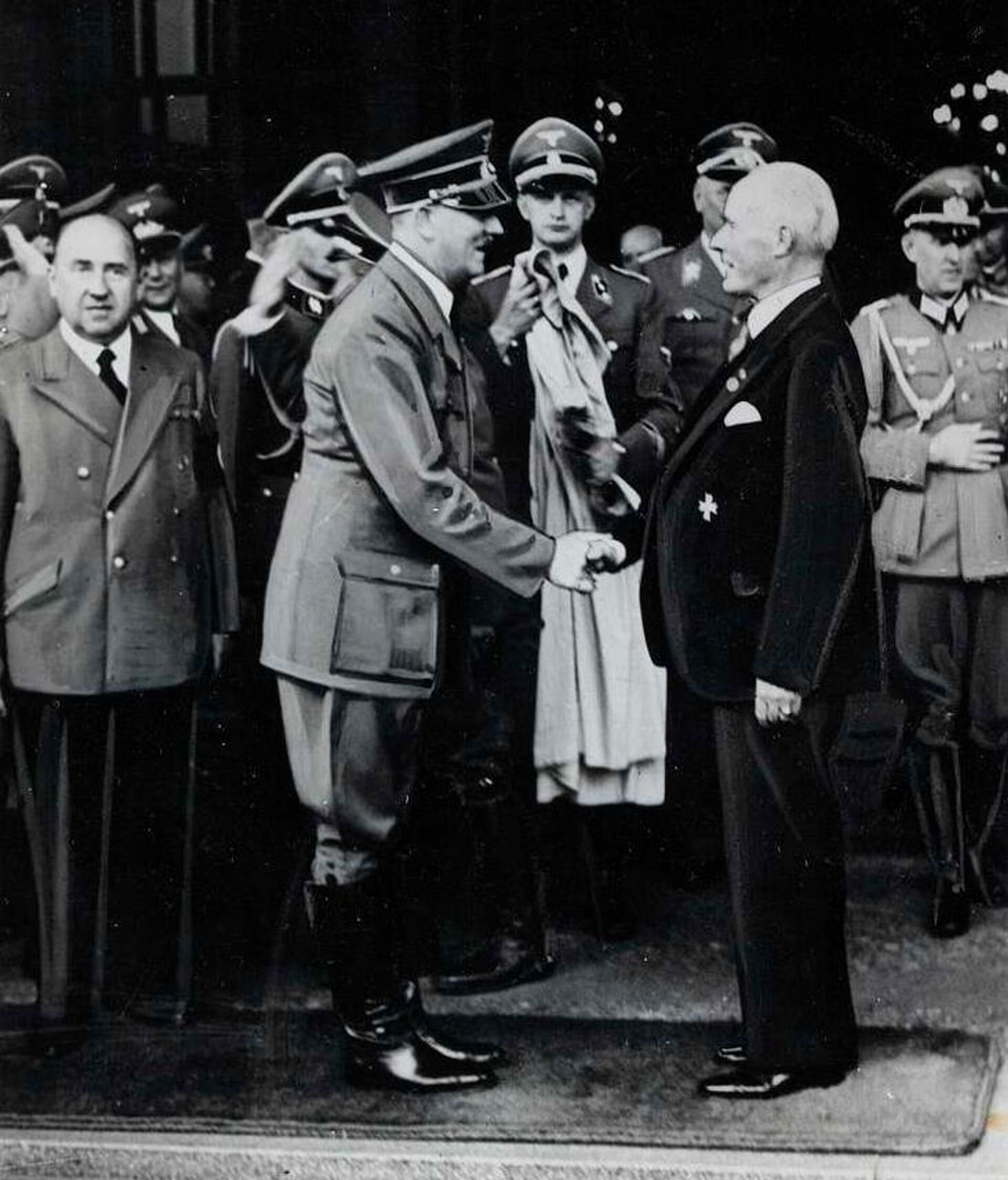 Адольф Гитлер и Густав Крупп (справа), 13 августа 1940 года - Sputnik Латвия, 1920, 29.12.2025