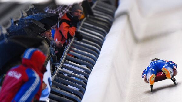 Семен Павличенко (Россия) в заезде на индивидуальных соревнованиях по санному спорту среди мужчин на чемпионате Европы в латвийской Сигулде - Sputnik Латвия