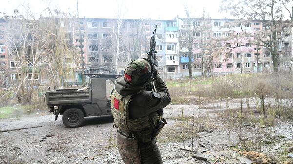 Военнослужащий группировки войск Центр в Красноармейске в ДНР - Sputnik Латвия