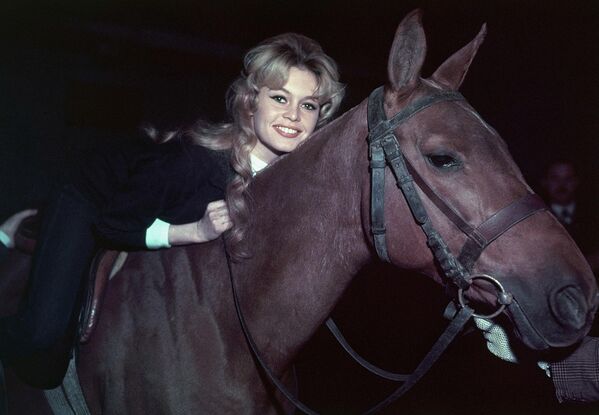 Брижит Бардо со своей любимой лошадью тренируется в школе верховой езды в Париже для съемок в Испании, 1958 год. - Sputnik Латвия