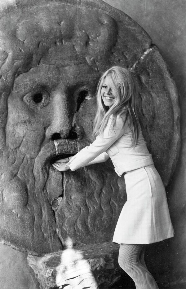 Французская кинозвезда позирует фотографам во время своей поездки в Рим в апреле 1967 года. - Sputnik Латвия