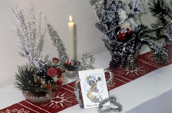 Рождественская композиция из веток и свечи, украшающая интерьер эстонской квартиры в Рождество, 1989 год. - Sputnik Латвия