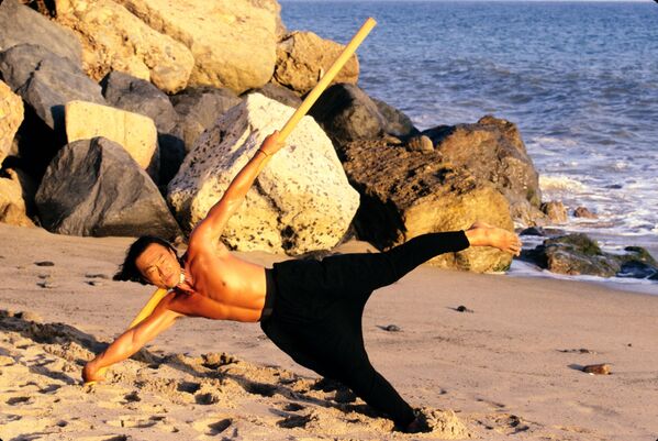 Американский актёр японского происхождения Кэри Хироюки-Тагава умер 4 декабря 2025 года в возрасте 75 лет. - Sputnik Латвия