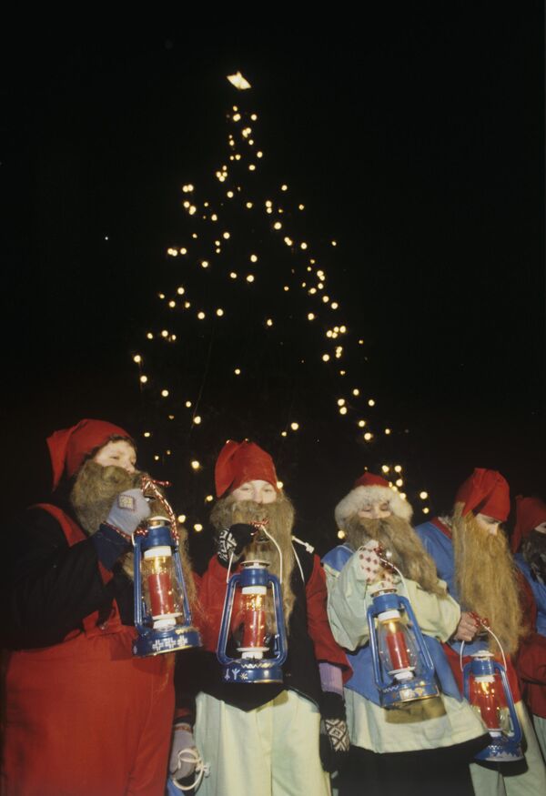 Рождественский огонь, который доставят во все города Эстонии, 1990 год. - Sputnik Латвия