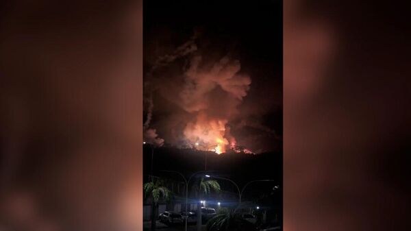 Снаряды летят по Каракасу, в небо взмывают языки пламени - Sputnik Латвия