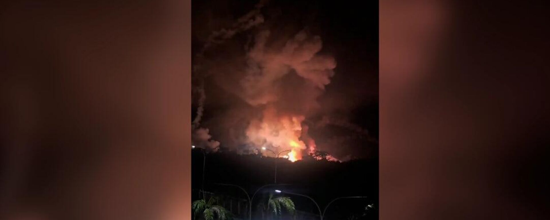 Снаряды летят по Каракасу, в небо взмывают языки пламени - Sputnik Латвия, 1920, 03.01.2026