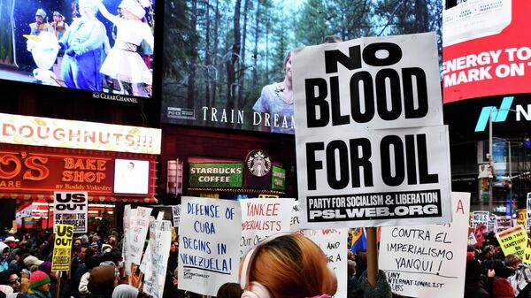 Митинг в Нью-Йорке против военной операции США в Венесуэле - Sputnik Латвия