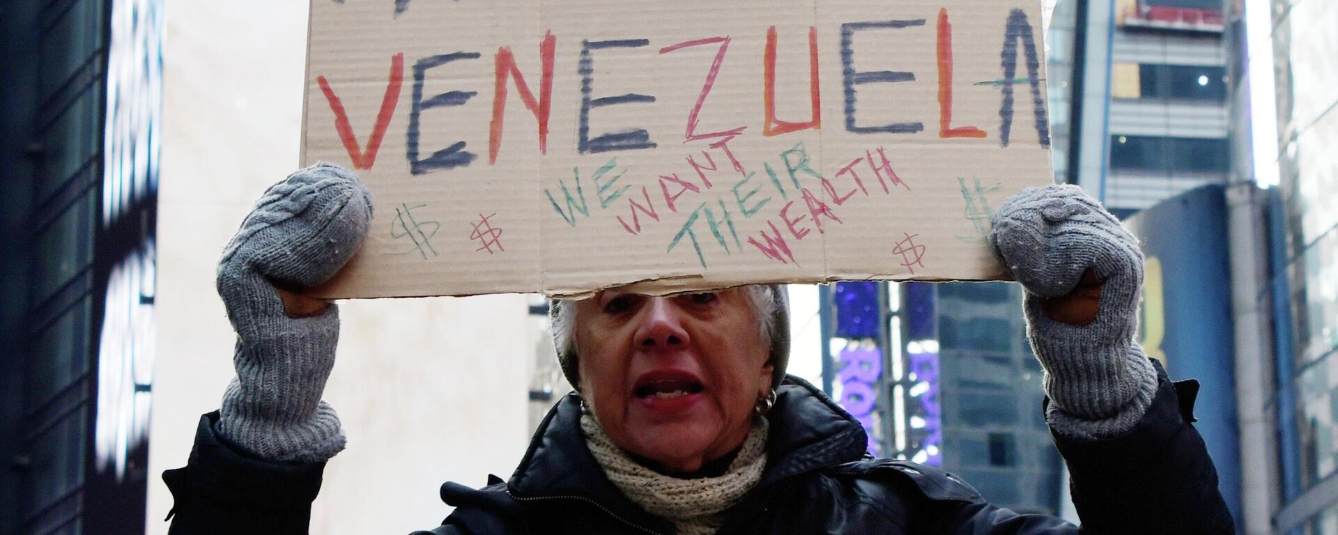 Митинг в Нью-Йорке против военной операции США в Венесуэле - Sputnik Латвия, 1920, 05.01.2026