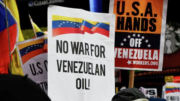 Митинг в Нью-Йорке против военной операции США в Венесуэле - Sputnik Латвия