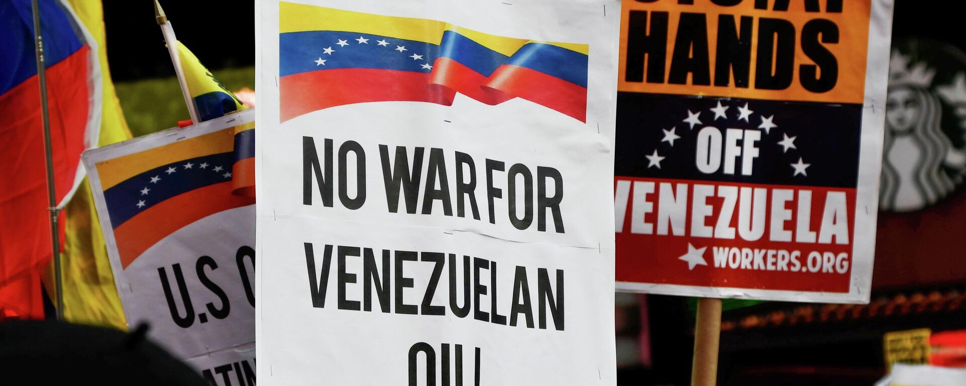 Митинг в Нью-Йорке против военной операции США в Венесуэле - Sputnik Латвия, 1920, 05.01.2026