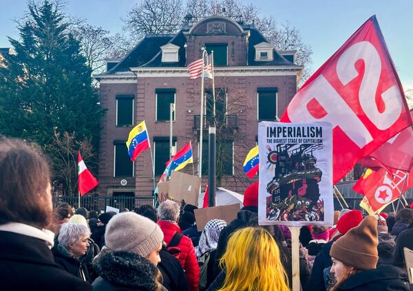 Участники митинга у американского генконсульства в Амстердаме против военной операции США в Венесуэле - Sputnik Латвия