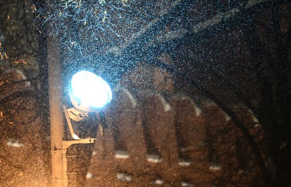 Снег на улице в Москве, Россия - Sputnik Латвия