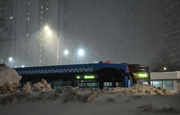 Городской автобус во время снегопада на улице в Москве, Россия - Sputnik Латвия