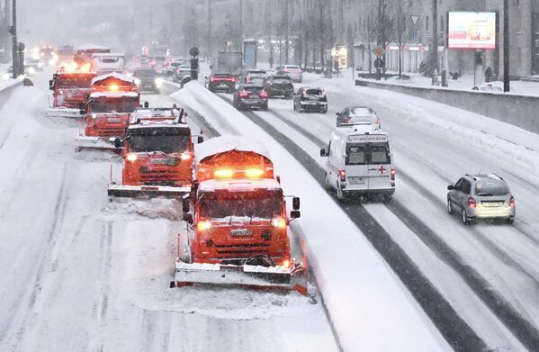 Снегоуборочная техника на Садовом кольце в Москве, Россия  - Sputnik Латвия