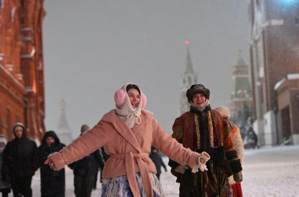Горожане гуляют во время снега на Красной площади в Москве, Россия - Sputnik Латвия