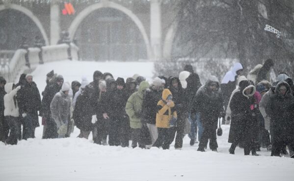 Прохожие во время снегопада на улице в Москве, Россия - Sputnik Латвия