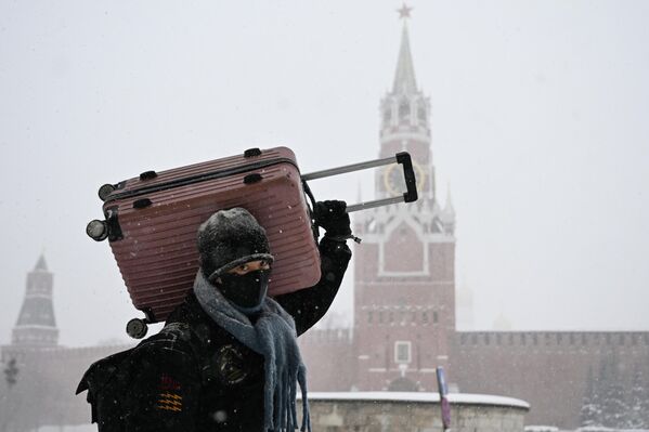 Иностранный турист во время снегопада на Красной площади в Москве, Россия - Sputnik Латвия