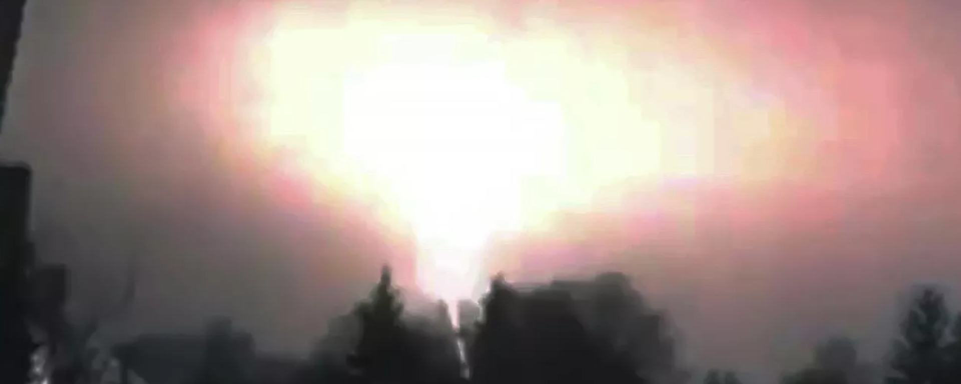 Момент удара гиперзвуковой ракетой Орешник по объектам критической инфраструктуры на Украине - Sputnik Латвия, 1920, 12.01.2026