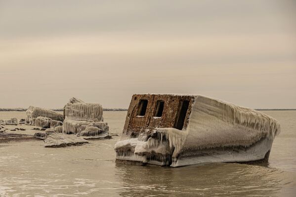 Особенно популярны Северные форты, где волны создают ледяные нагромождения, а сам пляж превращается в арт-объект. - Sputnik Латвия