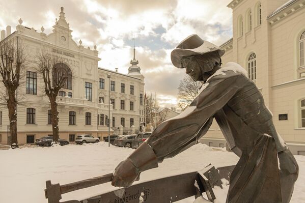 Скульптуры персонажей гимна Лиепаи. - Sputnik Латвия