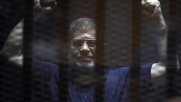 Бывший президент Египта Мохаммед Мурси во время судебного процесса в Каире, Египет, 2 июня 2015 года - Sputnik Латвия