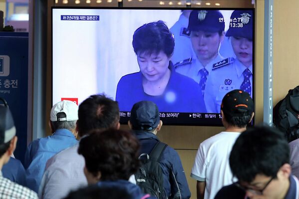 Жители Южной Кореи наблюдают за судебным процессом над еще одним экс-президентом страны (2013-2018 годы) – Пак Кын Хе. Ей были предъявлены обвинения по 18 пунктам, в том числе в коррупции и раскрытии государственной информации. Пак Кын Хе была приговорена к 25 годам лишения свободы, однако через три года была помилована. - Sputnik Латвия