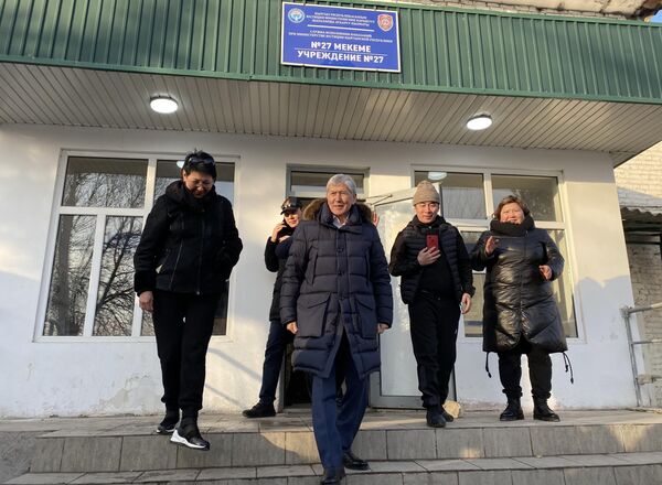 Экс-президент Кыргызстана Алмазбек Атамбаев (в центре) после освобождения из колонии, где отбывал срок по делу о незаконном освобождении криминального авторитета Азиза Батукаева. Февраль 2023 года. - Sputnik Латвия