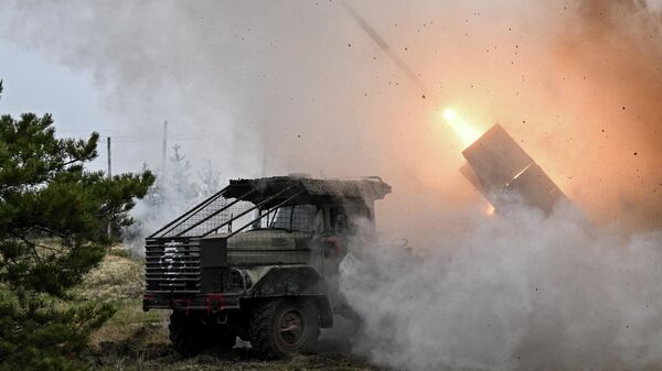 Боевая работа реактивной артиллерии ВС РФ в зоне СВО - Sputnik Латвия