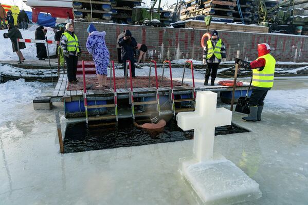 За купанием следили городские службы - Sputnik Латвия