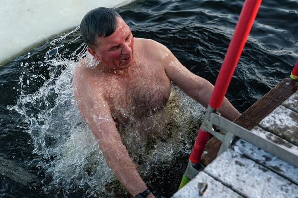 Участник крещенских купаний - Sputnik Латвия
