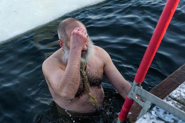 Участник крещенских купаний - Sputnik Латвия