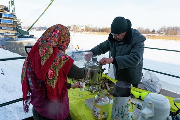 Участников купаний угощали теплым чаем  - Sputnik Латвия