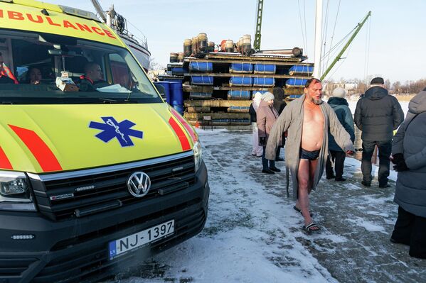 Около проруба дежурила "Скорая помощь"  - Sputnik Латвия