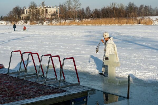 Водоем перед крещенскими купаниями освятили  - Sputnik Латвия