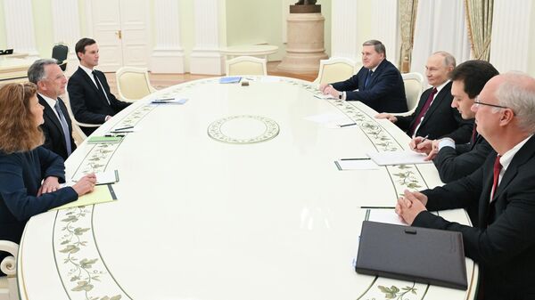 Президент РФ Владимир Путин принимает спецпосланника Белого дома Стивена Уиткоффа (второй слева) и зятя президента США Джареда Кушнера (третий слева), 2 декабря 2025 года - Sputnik Латвия