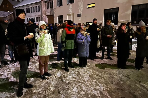 Первые сеансы прошли под открытым небом, фильмы показывались на одной из стен здания мастерской искусства на улице Майронио, напротив известного готического костела Святой Анны. - Sputnik Латвия