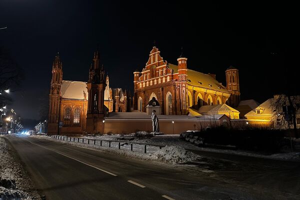 На фото: костел Святой Анны в Вильнюсе. - Sputnik Латвия